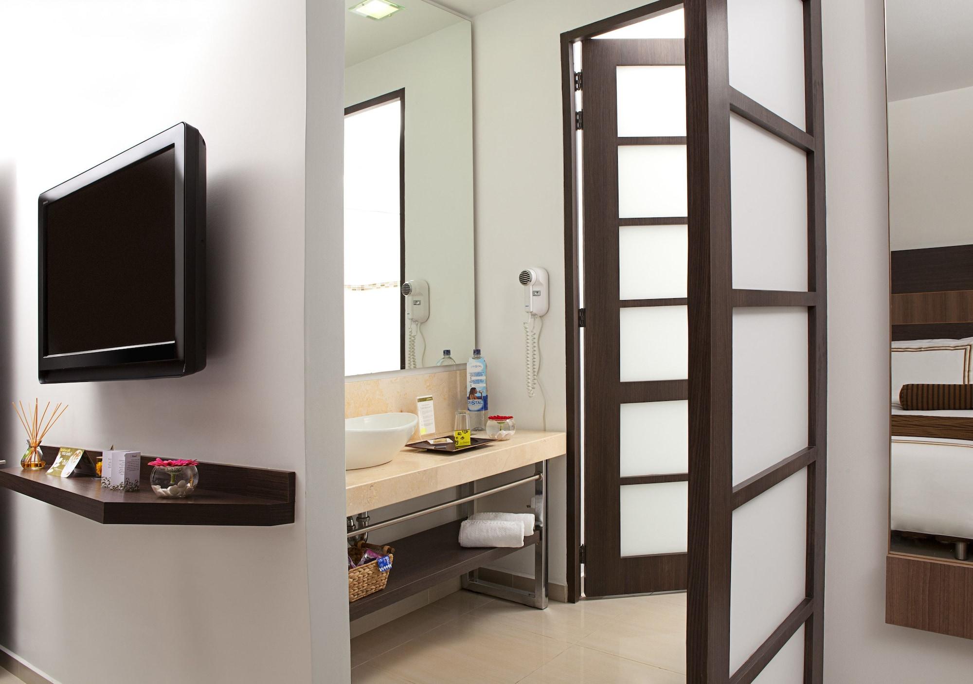 San Simon Hotel Pereira By Soratama 外观 照片 A bathroom with a flat screen television